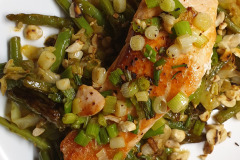 Zalm in botersaus met bosui met sperziebonen en spitskool