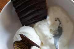 Ijs, chocacake en slagroom
